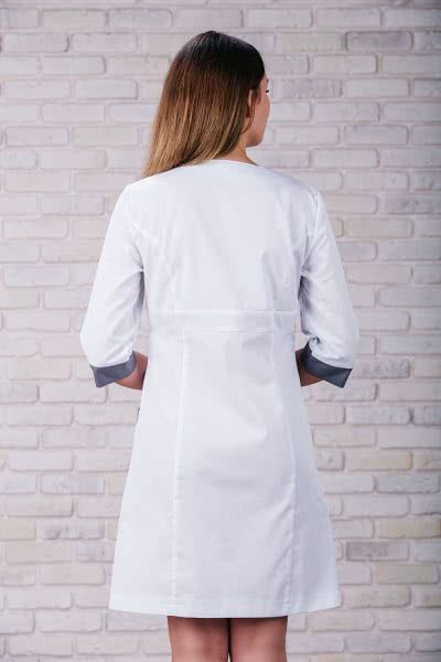 Приталений жіночий медичний халат з сірими манжетами та застібками 104 сзаду