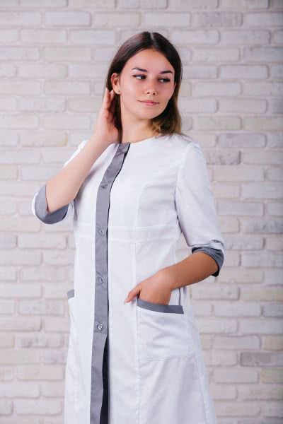 Стильний халат медсестри з сірими застібками
