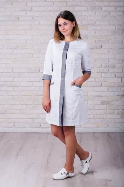 Медсестра в приталеному жіночому медичному халаті з сірими манжетами та застібками 104
