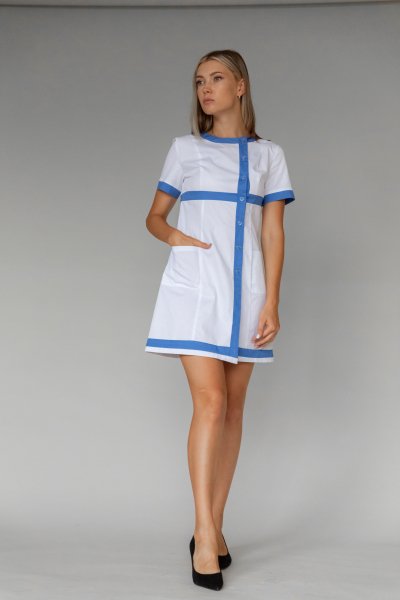 Модний короткий жіночий медичний халат з коротким рукавом та синім оздобленням