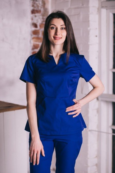 Жіночий медичний брючний костюм синього кольору з коротким рукавом для медиків та працівників сфери краси
