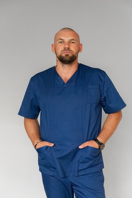 Синій чоловічий медичний костюм з кишенями