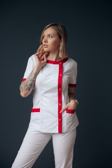 Білий жіночий медичний костюм