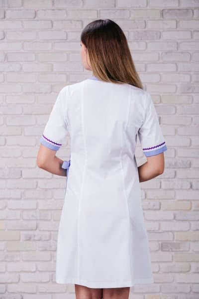 Білий медичний халат з ліловим оздобленням сзаду