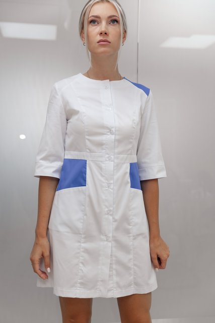 Короткий жіночий медичний халат з синіми вставками на кишенях