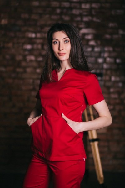 Жіночий медичний костюм з коротким рукавом червоного кольору