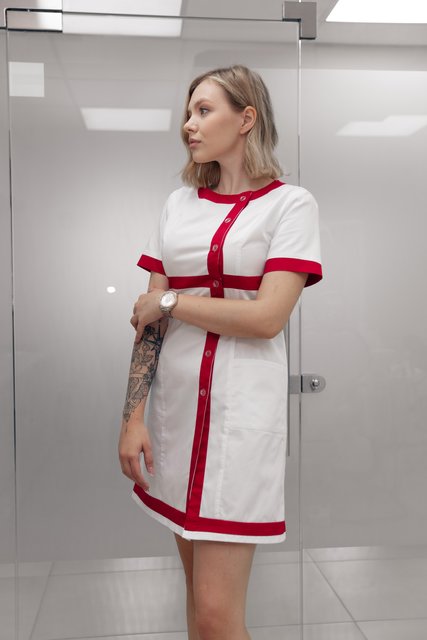 Модний короткий жіночий медичний халат з коротким рукавом та червоним оздобленням