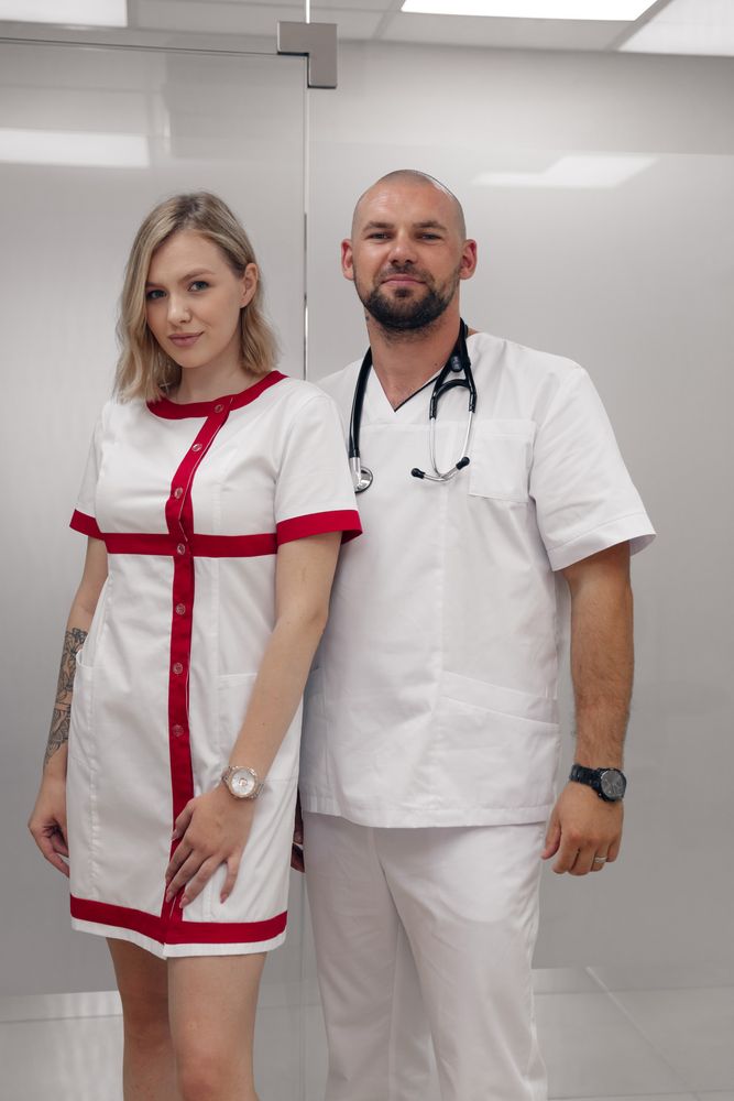 Медики в білому халаті з червоним та у білому мед костюмі