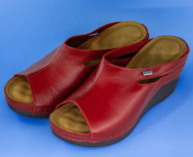 Жіночі шкіряні анатомічні сабо на платформі Izderi 1001 - Для роботи на ногах, Червоний колір