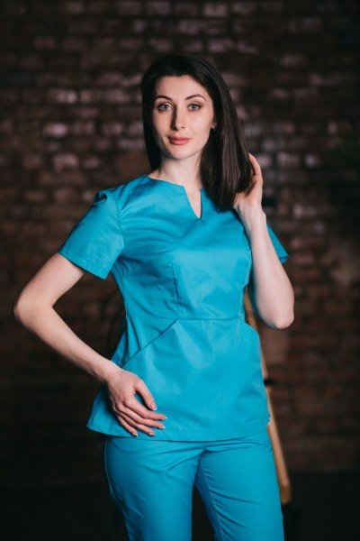 Жіночий медичний брючний костюм з коротким рукавом