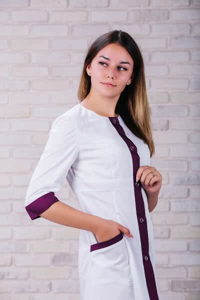 Білий халат оздоблений фіолетовими смужками на манжетах та застібках
