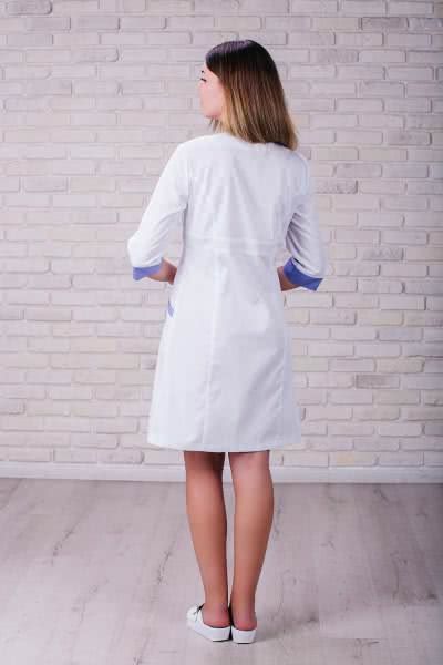 Довгий медичний жіночий халат з ліловими манжетами