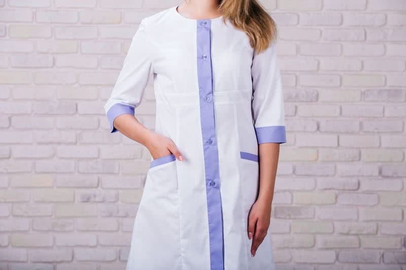Білий приталений жіночий медичний халат для лікаря