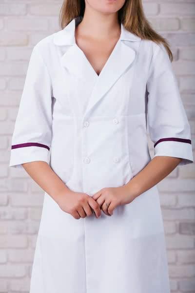 Білий медичний халат з фіолетовими полосками на рукавах з переду