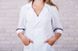 Білий жіночий медичний халат з фіолетовим оздобленням на руковах