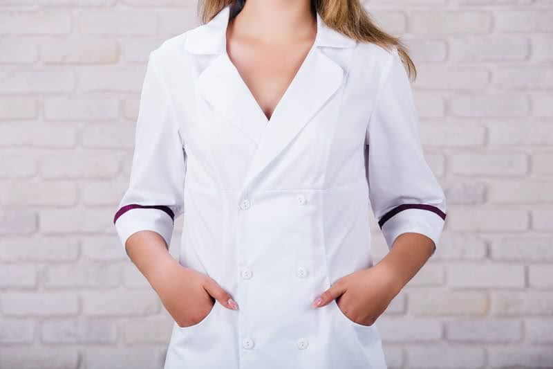 Білий жіночий медичний халат з фіолетовим оздобленням на руковах