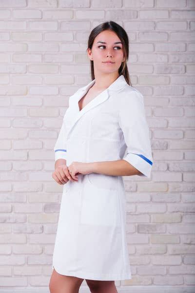 Приталений жіночий медичний халат білого кольору з синіми вставками