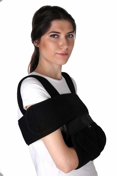 Жінка у підтримуючому бандажі для плечового суглобу Дезо Inaya 3130